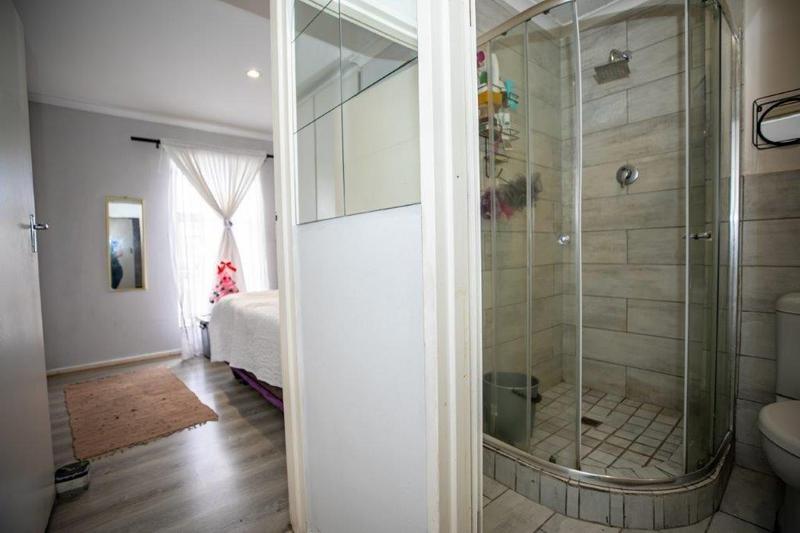 2 Bedroom Property for Sale in Oakglen Western Cape